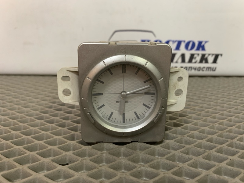 Часы Mitsubishi Outlander