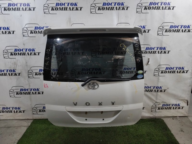 Дверь задняя багажника Toyota Voxy AZR65G 1AZ-FSE