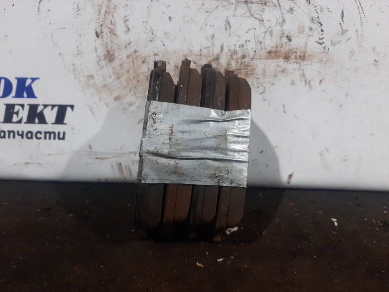Колодки тормозные Toyota Voxy 2005 AZR60 1AZ-FSE перед