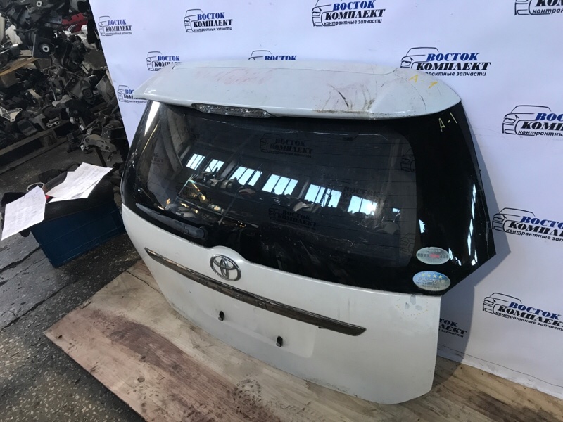 Дверь задняя багажника Toyota Wish ZNE10G 1ZZ-FE