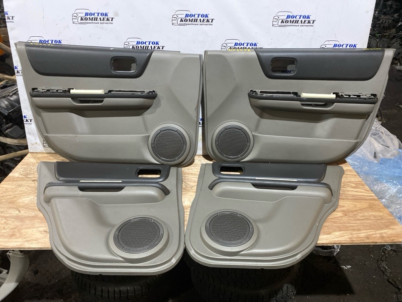 Обшивка двери Nissan X-Trail NT30 QR20DE