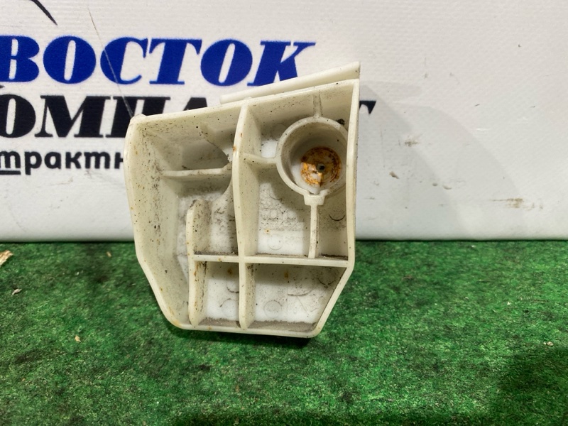 Клипса бампера Toyota Ractis 2008 NCP105 1NZ-FE зад прав