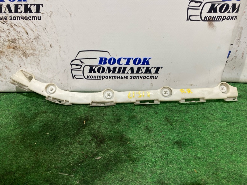 Клипса бампера Toyota Isis 2009 ZGM11G 3ZR-FAE зад прав