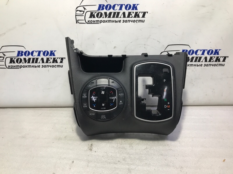 Блок управления климат-контролем Toyota Voxy ZWR80G 2ZR-FXE