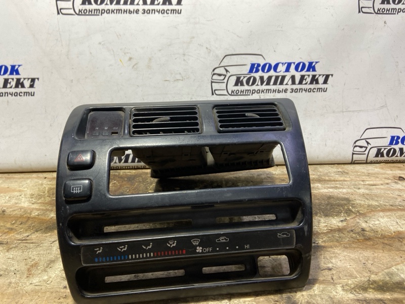 Рамка магнитофона Toyota Sprinter AE100 5A-FE