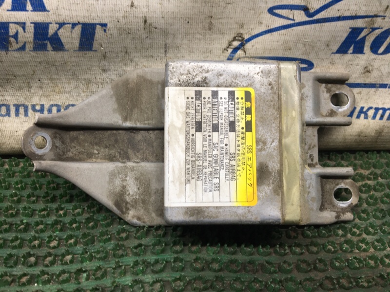 Блок управления SRS Toyota Hiace KZH106W 1KZ-TE