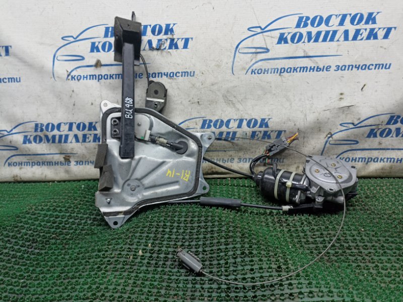 Доводчик боковой двери Toyota Isis ANM15W 1AZ-FSE лев