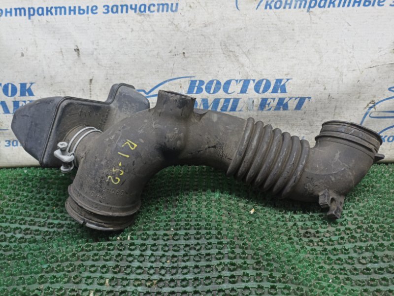 Патрубок воздушного фильтра Toyota Isis ANM10W 1AZ-FSE