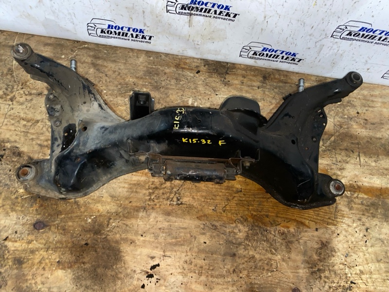 Балка подвески Nissan Serena TC24 QR20DE перед