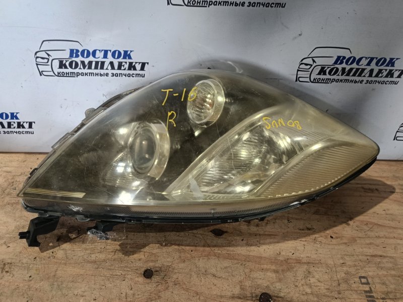 Фара Toyota Isis ZGM10G 1ZZ-FE прав