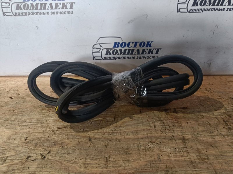 Уплотнительная резинка крышки багажника BMW 323i WBAVB560 N52B25 зад