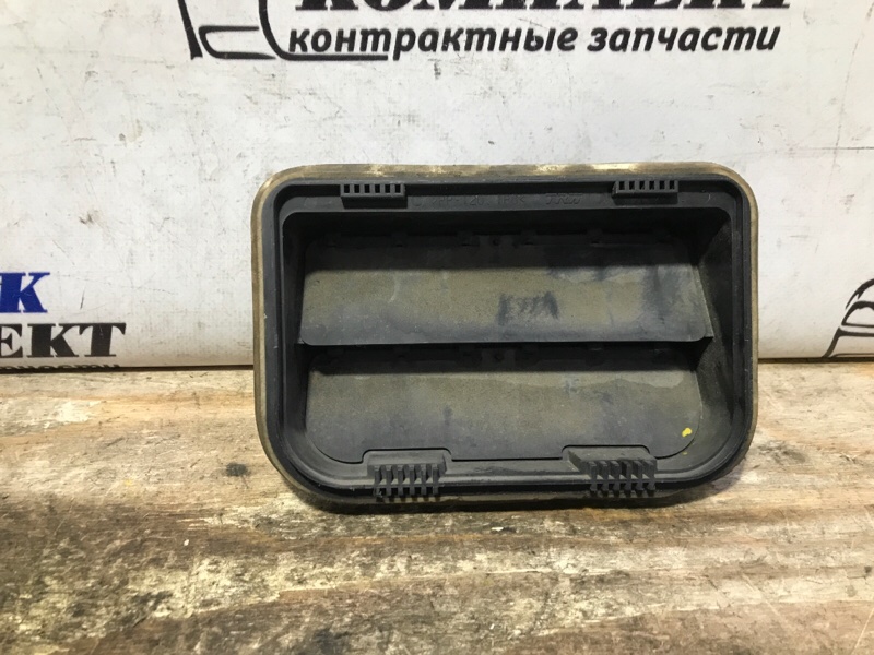 Решетка вентиляции в багажник Honda Civic FD3 LDA-MF5 лев