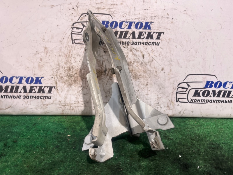 Петля капота Nissan Serena CC25 MR20DE