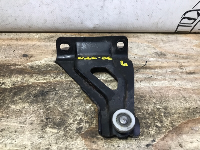 Ролик двери Honda Freed Spike 2011 GB3 L15A зад лев