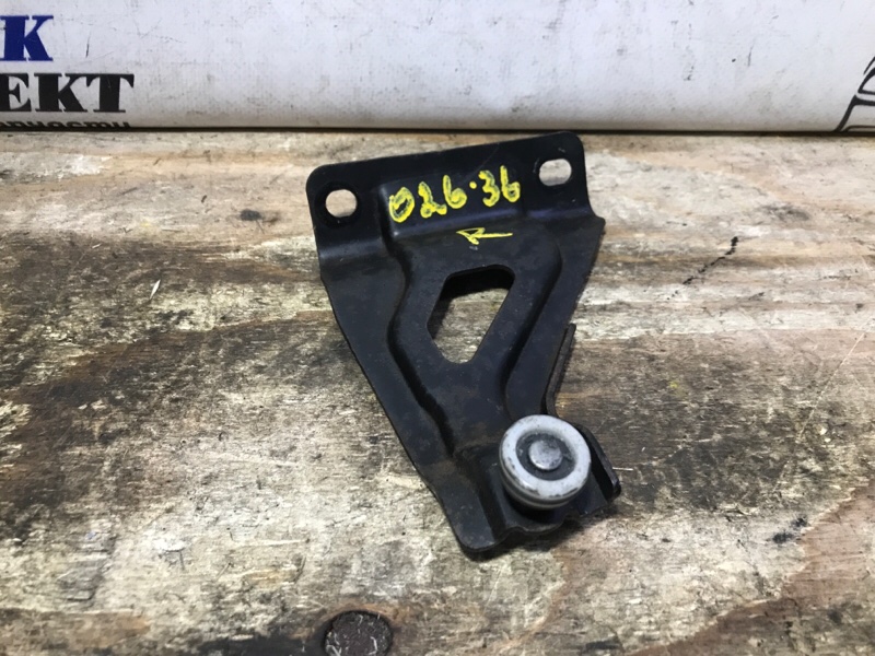 Ролик двери Honda Freed Spike 2011 GB3 L15A зад прав