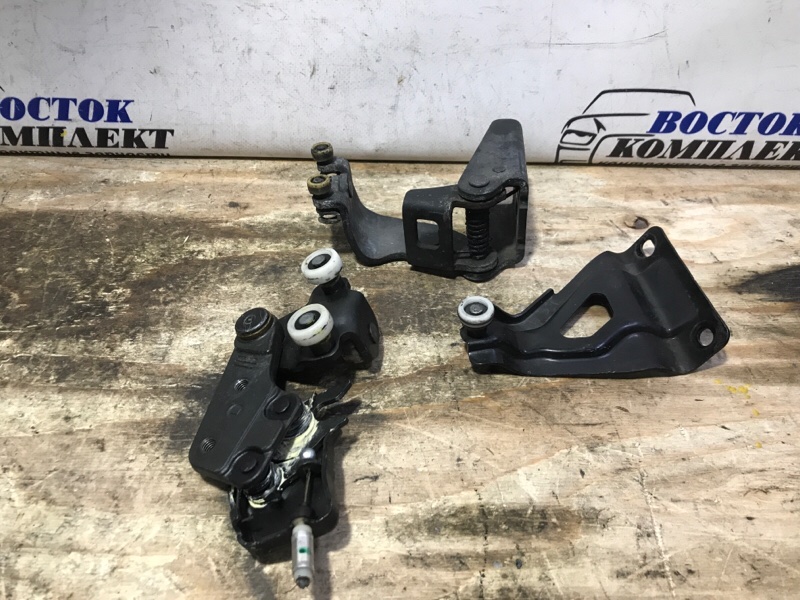 Ролик двери Honda Freed 2008 GB4 L15A зад лев