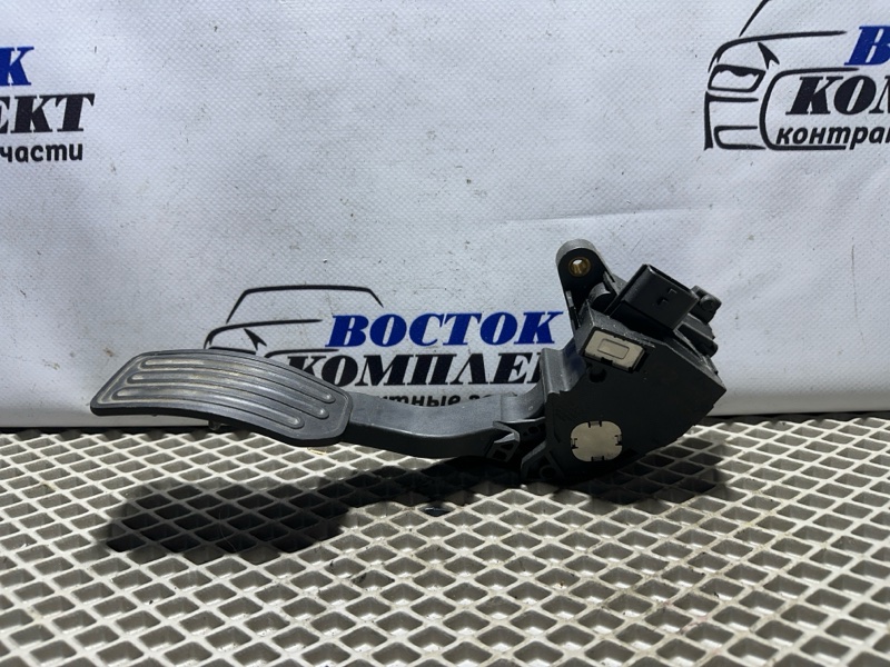 Педаль газа Nissan Serena C25 MR20DE