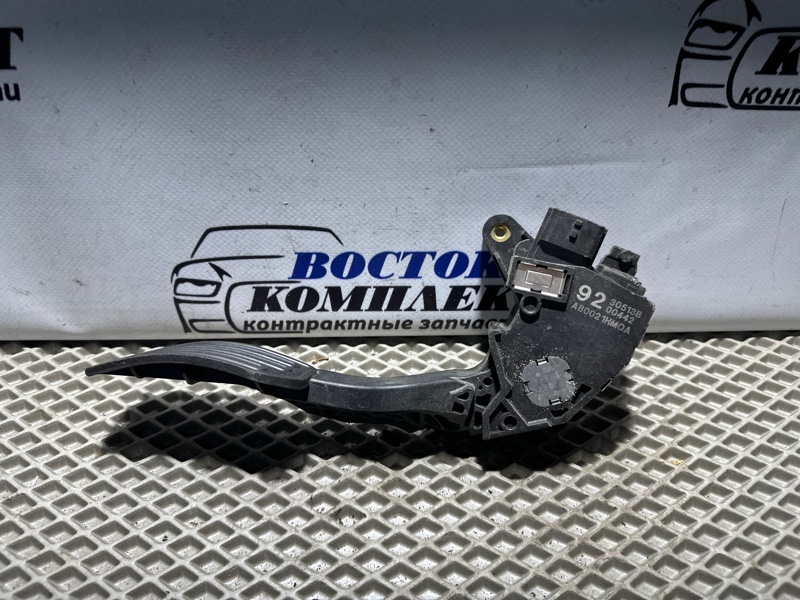 Педаль газа Nissan Serena CC25 MR20DE