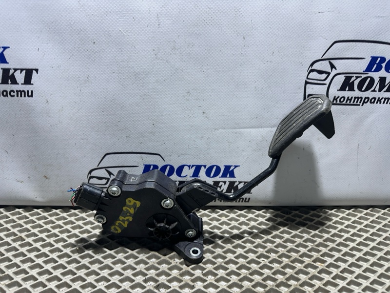 Педаль газа Toyota Ractis NCP125 1NZ-FE