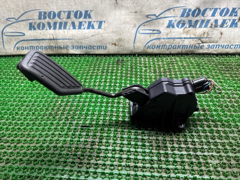 Педаль газа Toyota Ractis NCP100 1NZ-FE