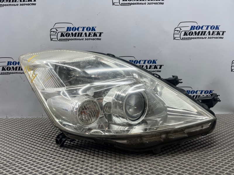 Фара Toyota Isis ZGM10G 2ZR-FAE перед прав