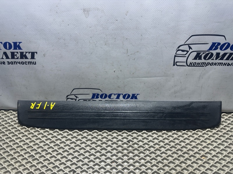 Накладка порога Toyota Wish ZNE10G 1ZZ-FE перед прав