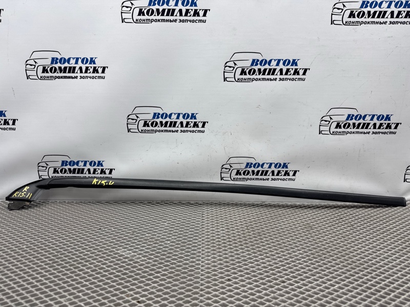 Молдинг лобового стекла Toyota Voxy 2005 AZR60 1AZ-FSE прав