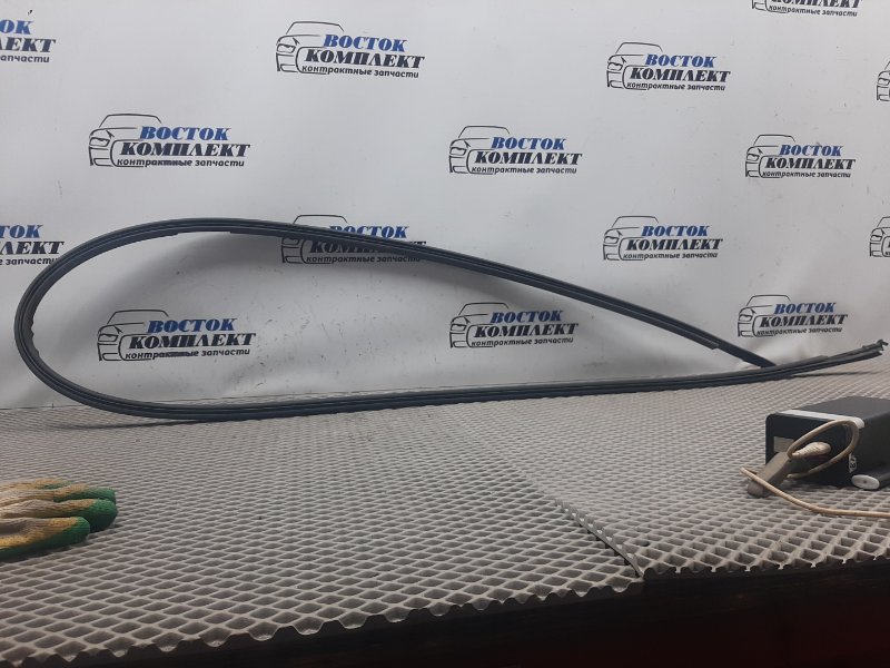 Молдинг крыши Toyota Voxy 2005 AZR60 1AZ-FSE прав