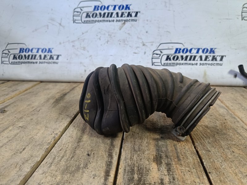 Патрубок воздушного фильтра Toyota Wish ZNE10G 1ZZ-FE