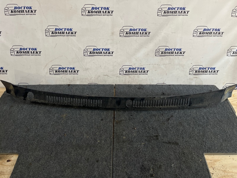 Решетка под лобовое стекло Nissan Safari VRGY60 TD42