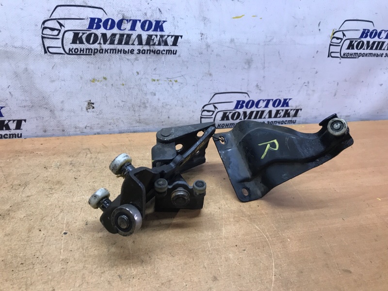 Ролик двери Honda Elysion RR1 K24A зад прав