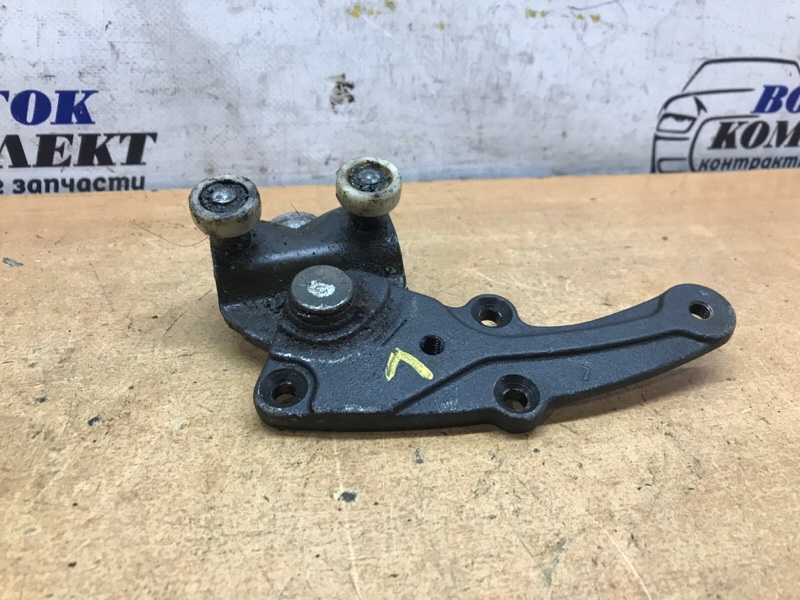 Ролик двери Honda Elysion RR1 K24A зад лев