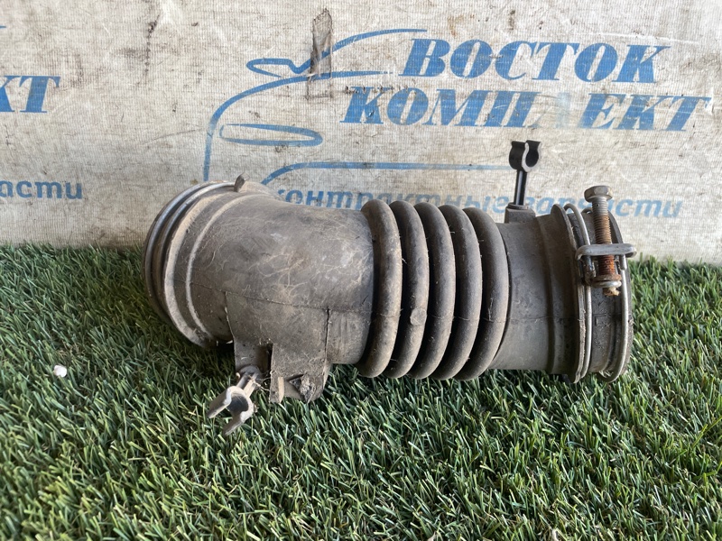 Патрубок воздушного фильтра Toyota Vista ZZV50 1ZZ-FE