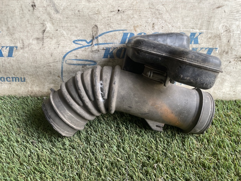 Патрубок воздушного фильтра Toyota Corolla AE100 4A-FE