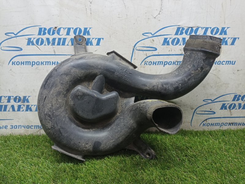 Воздухозаборник Toyota Voxy ZWR80G 2ZR-FXE