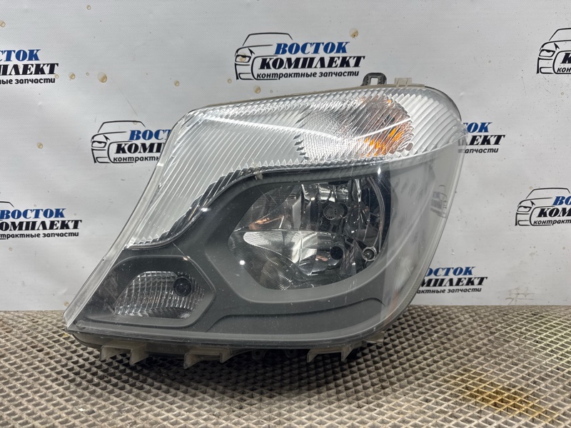 Фара Mercedes Sprinter перед лев