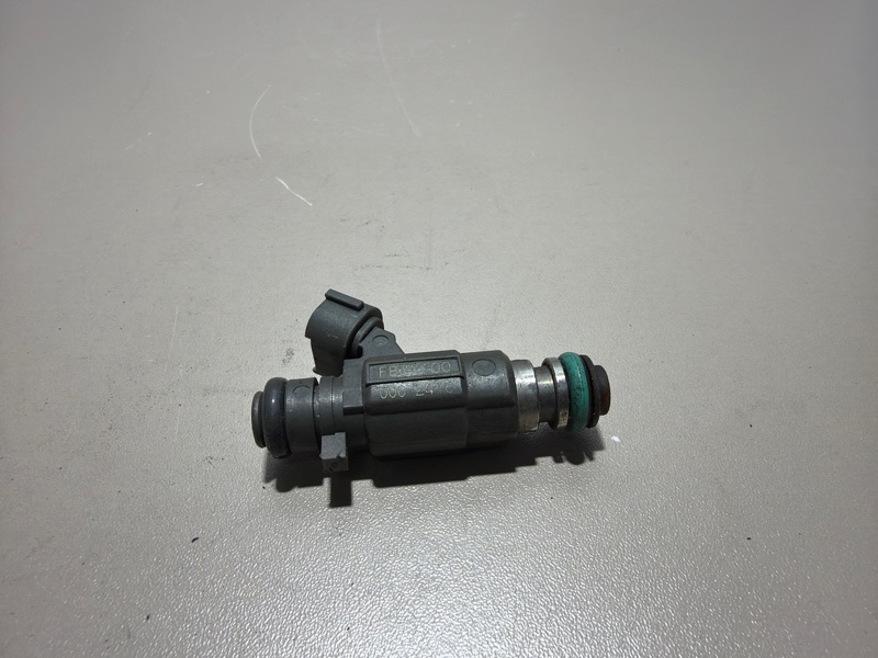 Форсунка топливная Nissan Serena TC24 QR20DE
