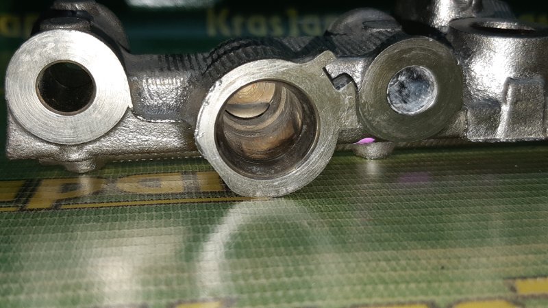 Топливная рейка левая Mark X 2005 GRX130 4GR-FSE Топливная рейка левая Mark X 2005 GRX130 4GR-FSE