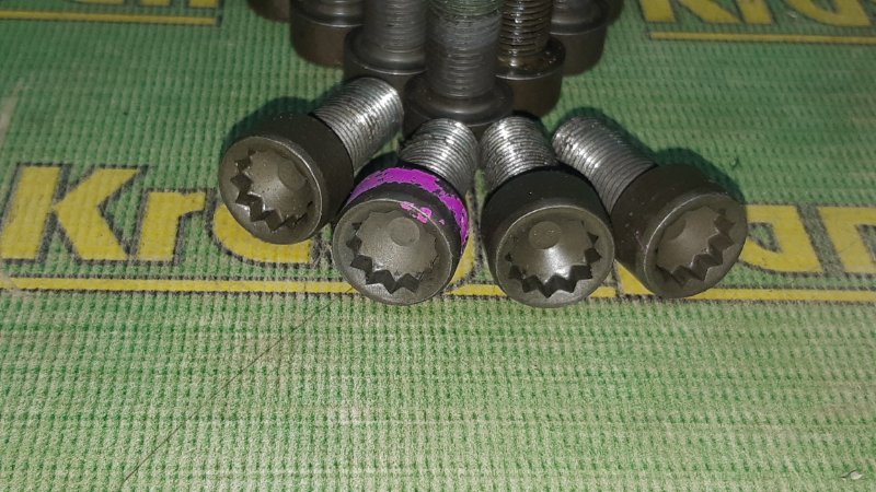 Болт маховика Volkswagen N90665001 контрактная