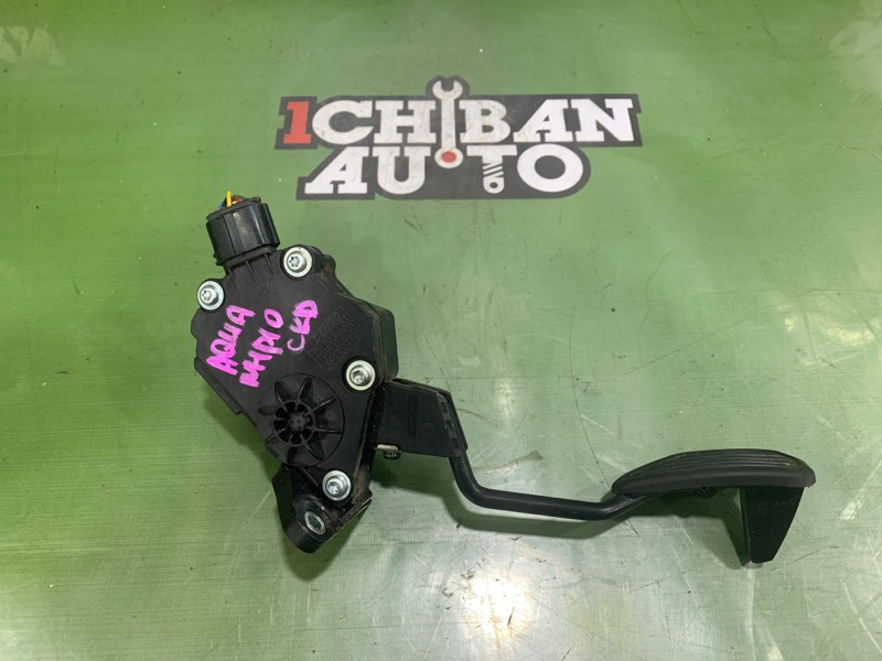 Запчасть педаль газа TOYOTA AQUA NHP10 1NZ-FXE 78110-52033 контрактная Педаль газа TOYOTA AQUA NHP10 1NZ-FXE 78110-52033 контрактная