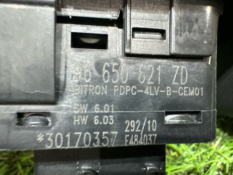 Блок упр. стеклоподьемниками передний левый 3008 2011 T84 DV6C