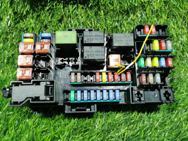 Блок предохранителей салон левый TRAX 2019 U200 LUV