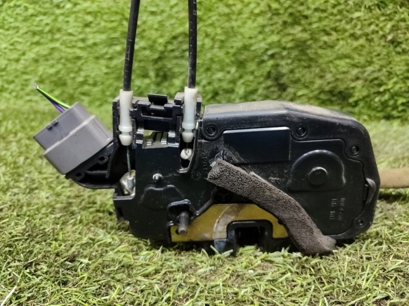 Замок двери задний правый M35 2006 Y50 VQ35DE