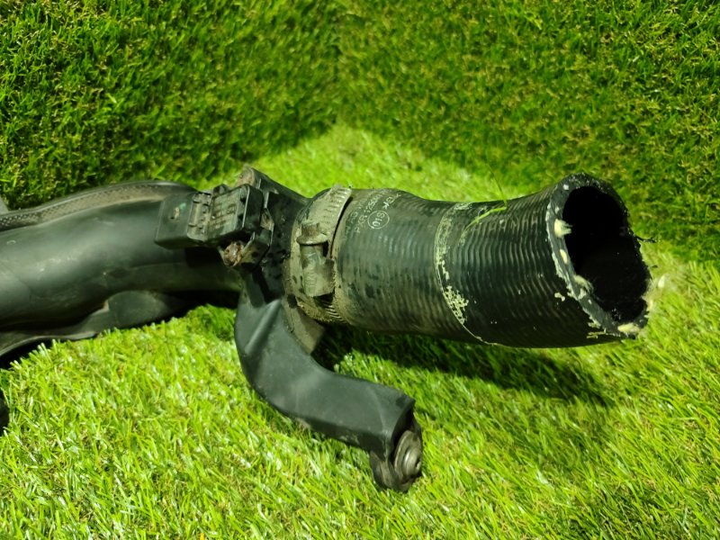 Патрубок интеркулера VOLKSWAGEN JETTA 162 CFFB