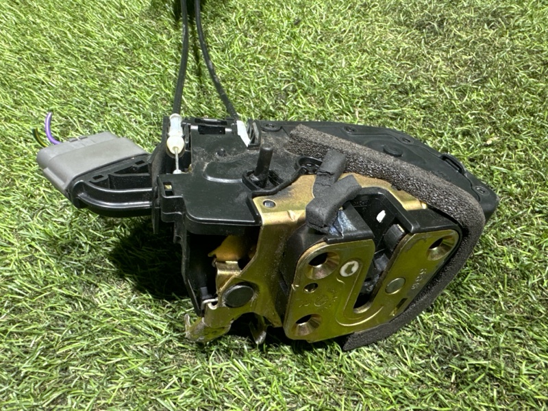 Замок двери задний правый M45 2005 Y50 VK45DE