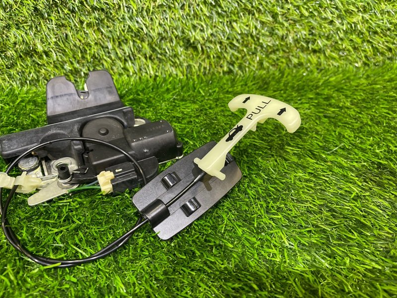 Замок крышки багажника Q60 2009 CV36 VQ37VHR Замок крышки багажника Q60 2009 CV36 VQ37VHR