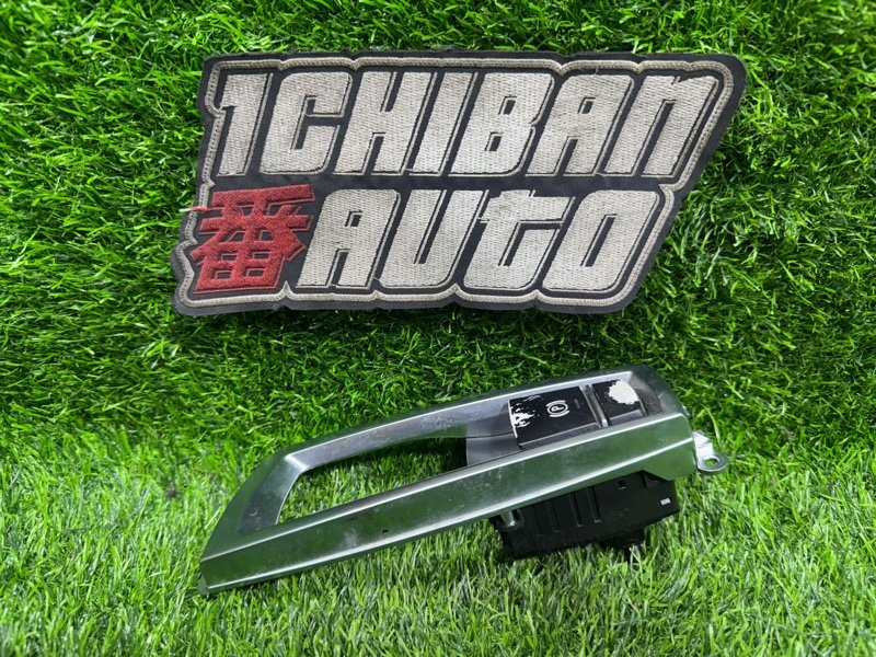 Кнопка стояночного тормоза X3 2010 F25 N47D20C Кнопка стояночного тормоза X3 2010 F25 N47D20C