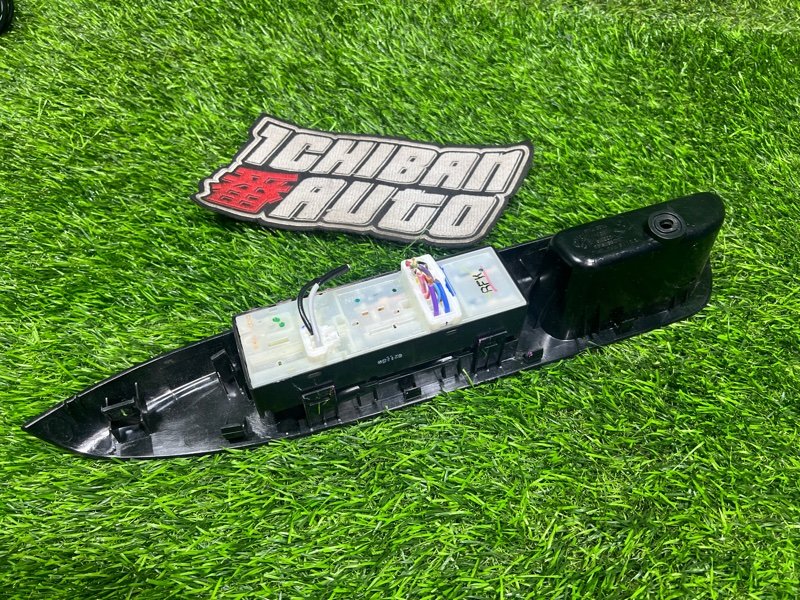 Блок упр. стеклоподьемниками передний правый EK B11W