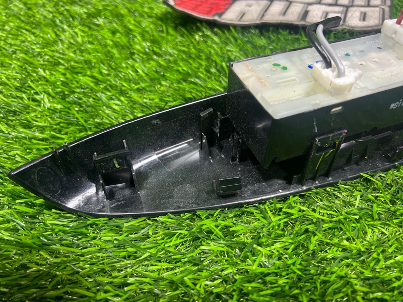 Блок упр. стеклоподьемниками передний правый EK B11W