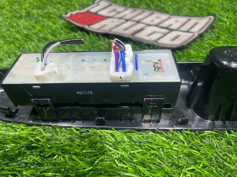 Блок упр. стеклоподьемниками передний правый EK B11W